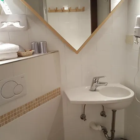 B Six Hotel 3*