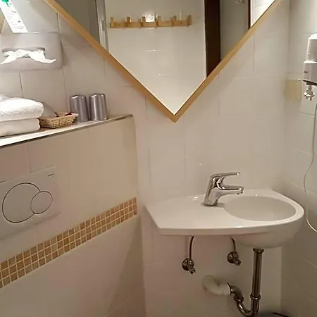 Hotel B Six